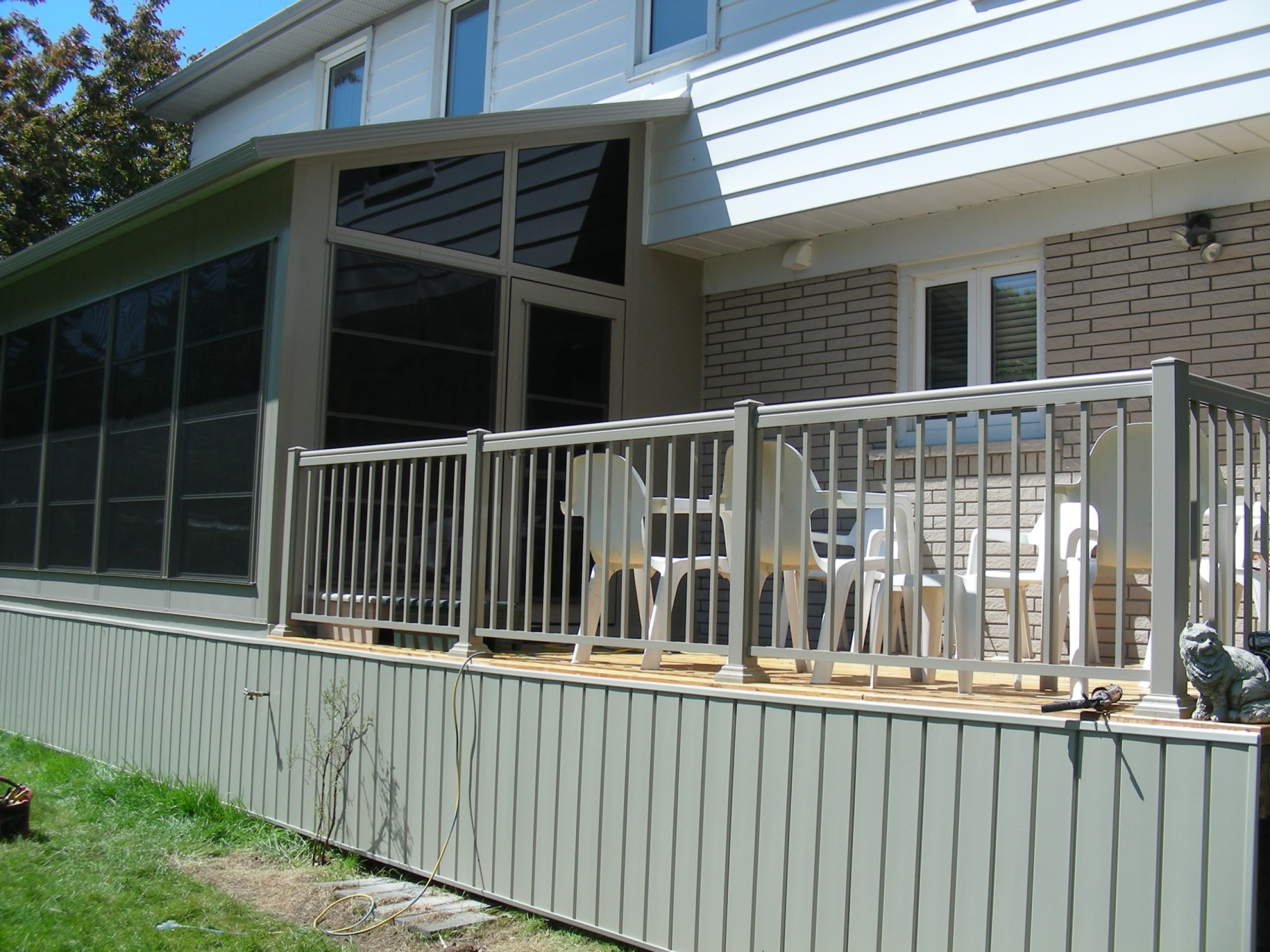 aluminium_railings_green_grey_core_contracting_quebec_canada.jpg